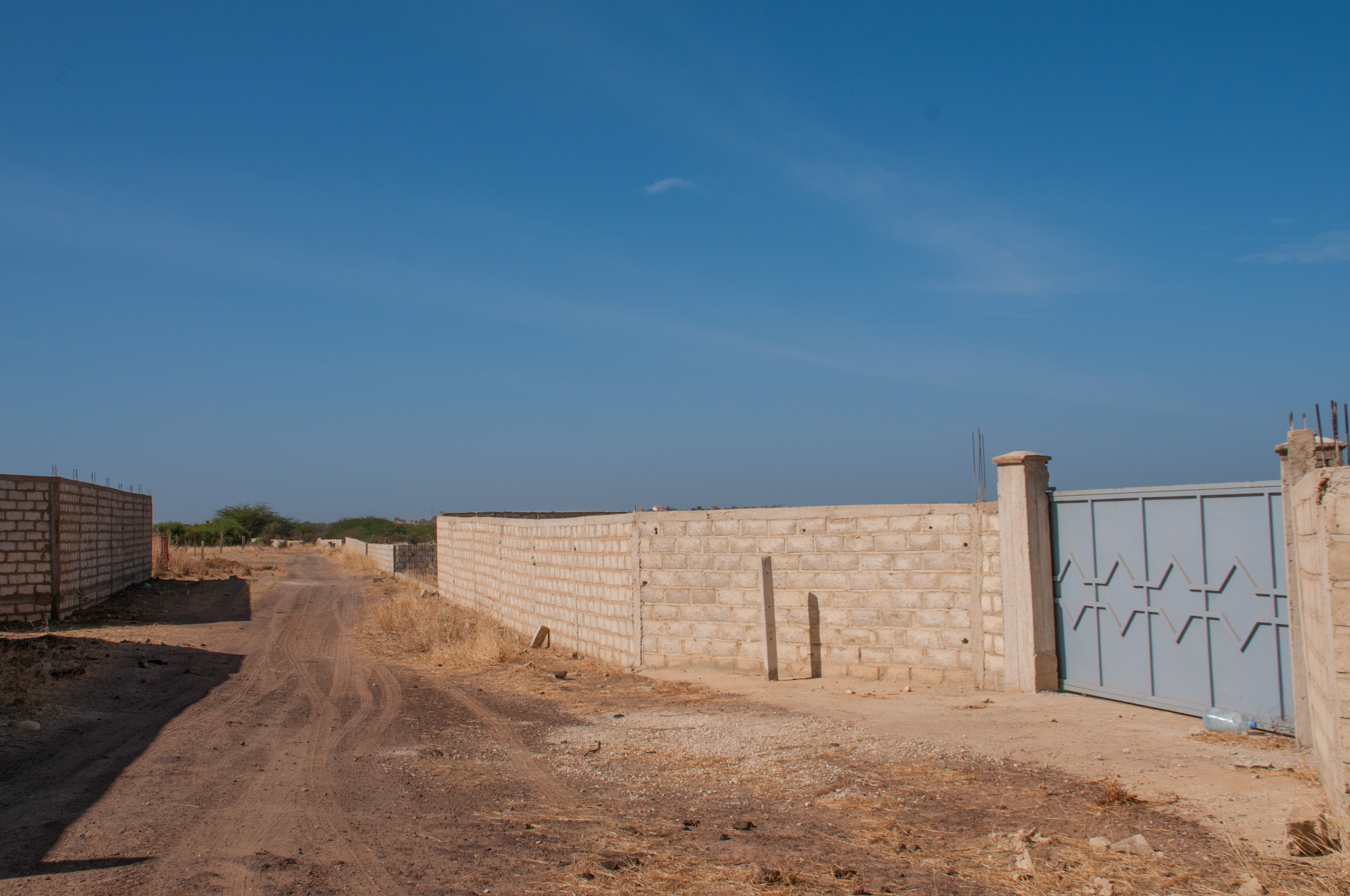 Peu à peu des murs de parpaings cernant d'autres vastes étendues surgissent dans différentes parties de la brousse de Somone et des villages avoisinants. 